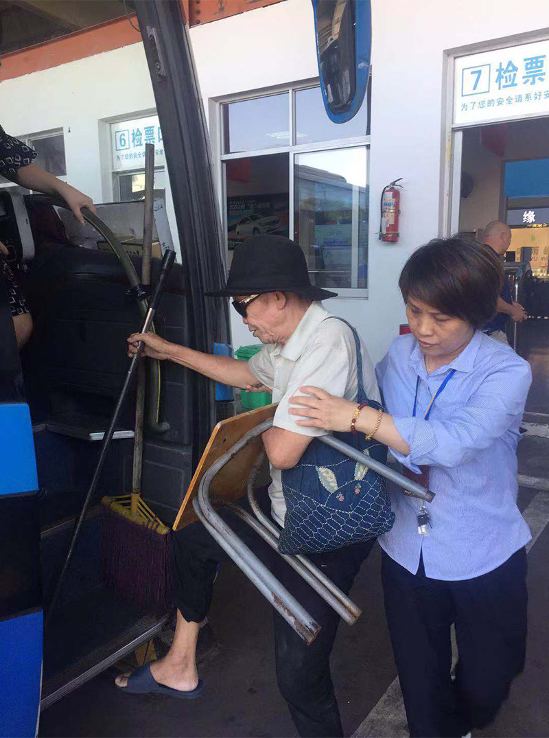 護送盲人上車2.jpg